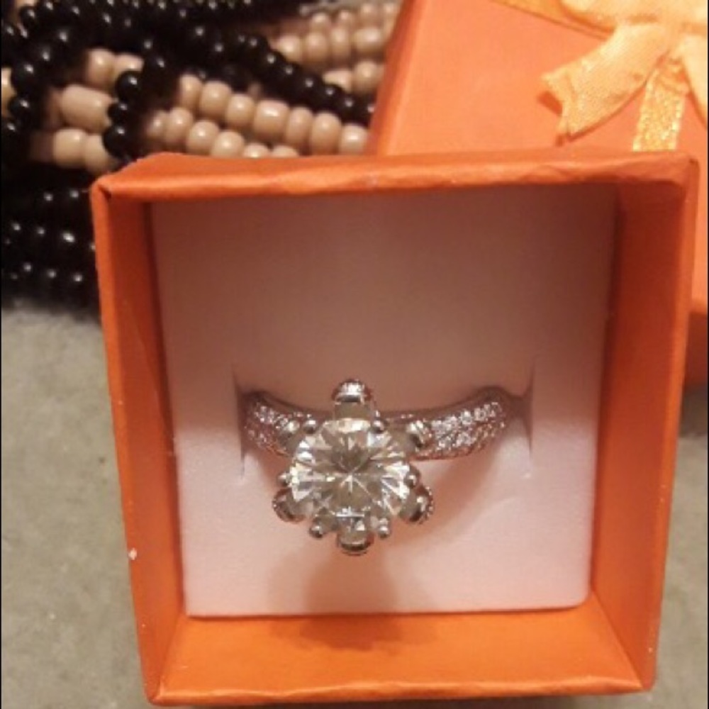 Engagement ring - Picture 3 of 4